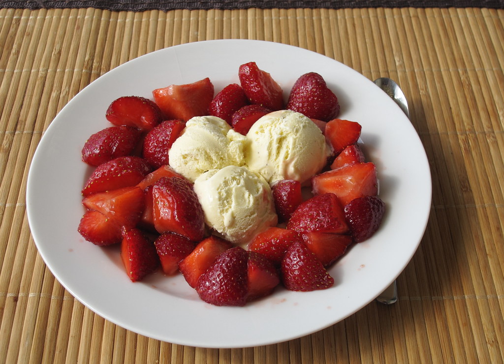 Vanilleeis mit frischen Erdbeeren | Gourmandise | Flickr