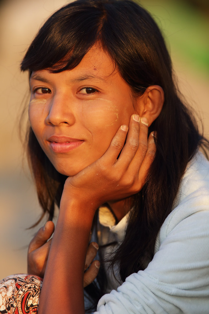 Myanmar Burma  Beautiful Girl Seen On The Waterfront Of -7434