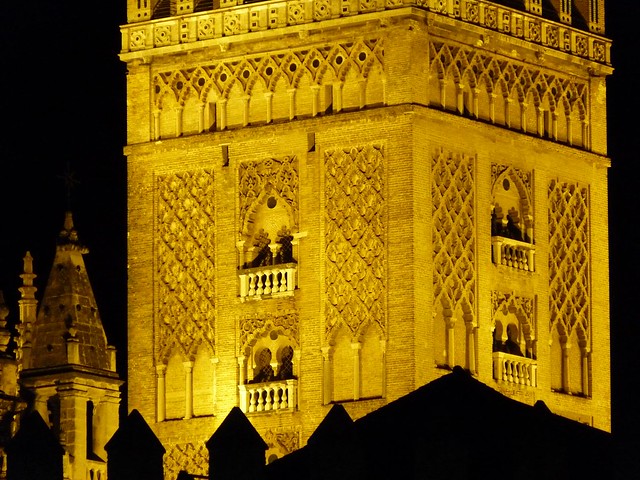 La Giralda de Sevilla por la noche