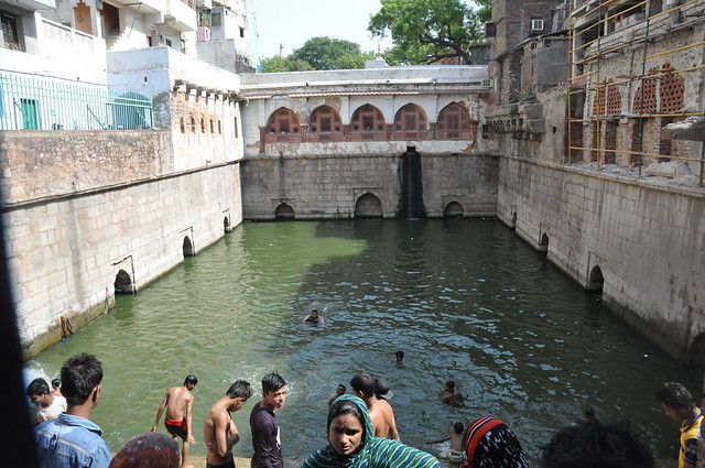 The 'baoli', said to be fed by the underground streams, also has an underground passage that is blocked. Historians believe this was connected to the mosque and used by Hazrat Nizzamuddin himself.