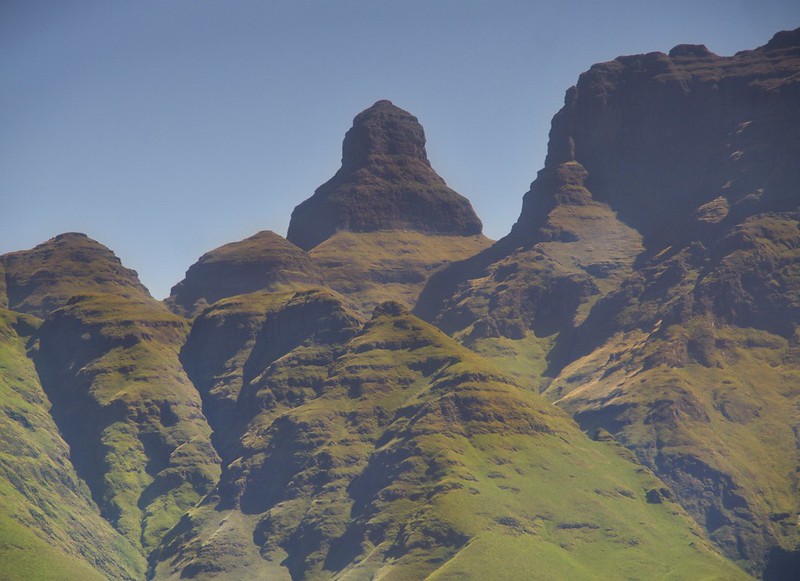 Drakensberg: Intrincadas formas de Cathedral Peak - Por el norte de SUDÁFRICA. Montañas, playas, fauna y sus gentes (9)