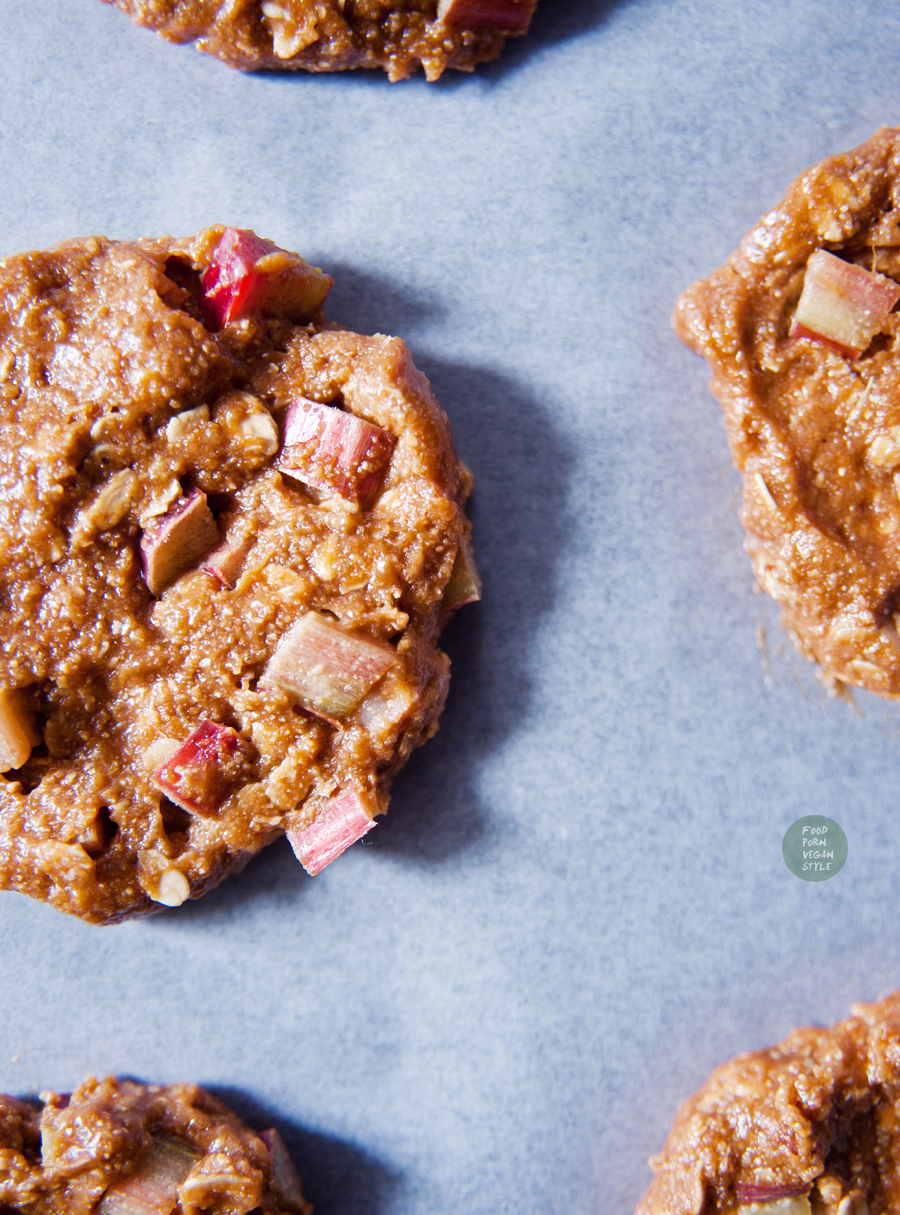 Simple oat cookies with rhubarb (vegan & gluten-free)