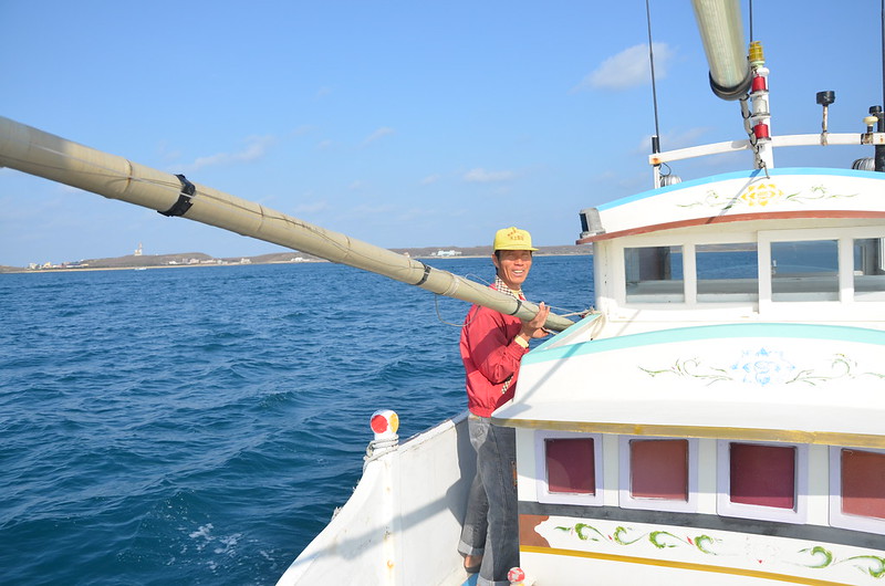 拖釣漁人 陳文龍在準備拖釣作業