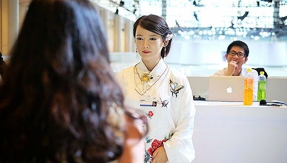 Chinese beauty robot appearance in Davos: Super high face values and live-1:1