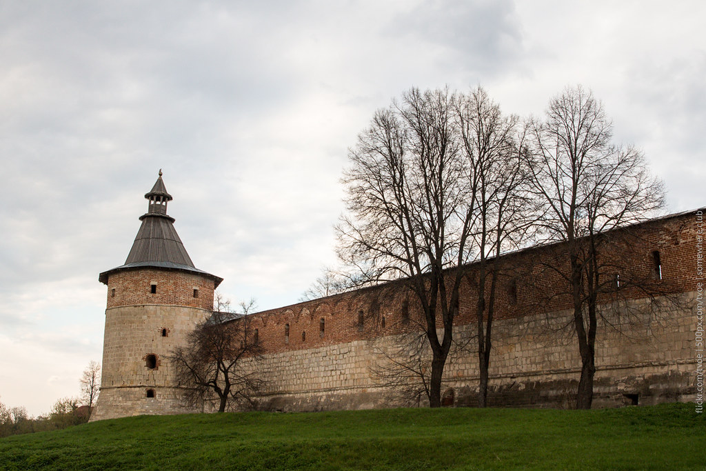 Стена и башня в зарайском кремле