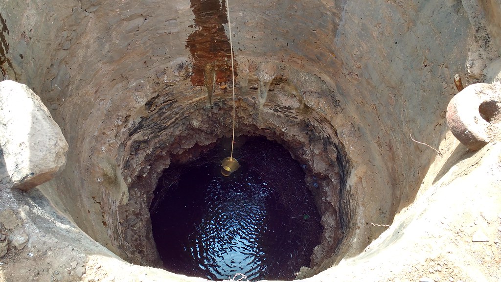 2015 के अकाल के बावजूद कुओं में पानी 40-50 फीट पर उपलब्ध है.