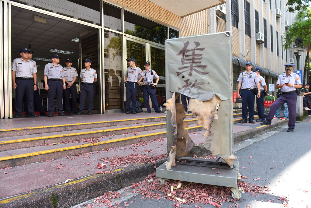 華光五人案正好在6月15日警察節宣判，法院前罷放被炸爛的「集遊保障」碑。（攝影：宋小海）