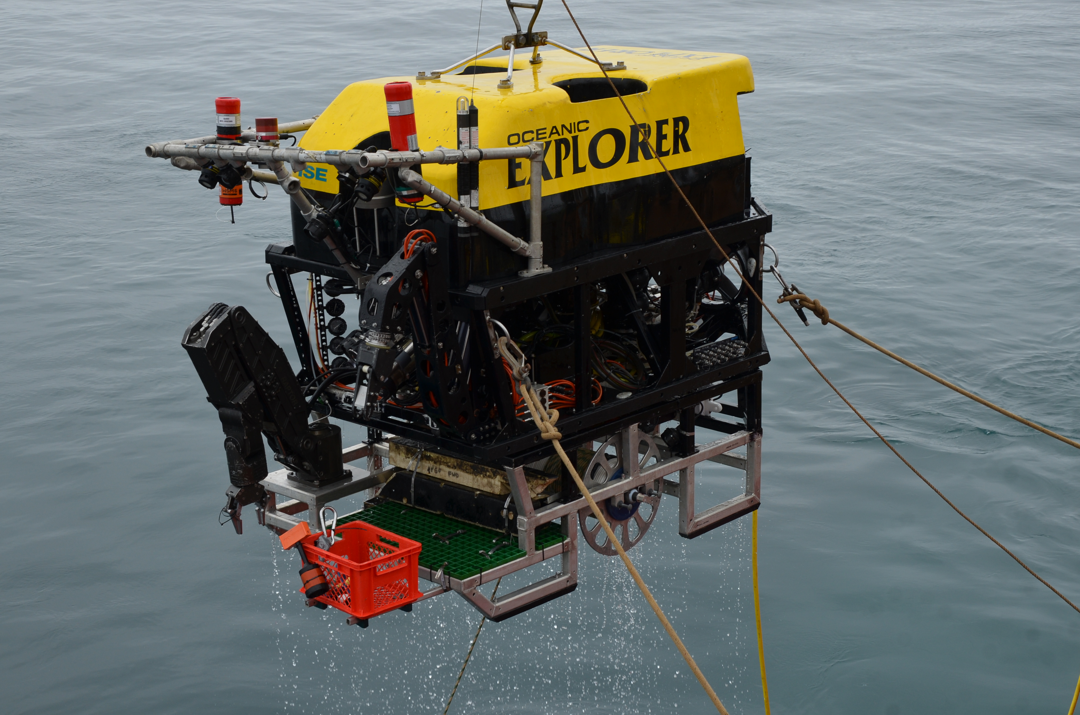 ROV Oceanic Explorer returns to the deck of the CCGS Tully, 10 May 2013. (Depth: 1265m)