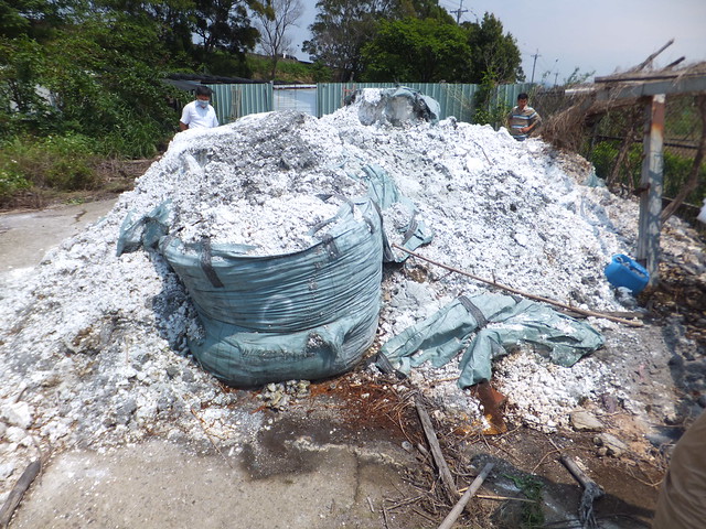 犯罪集團於新竹縣棄置事業廢棄物現場 圖片來源：環保署
