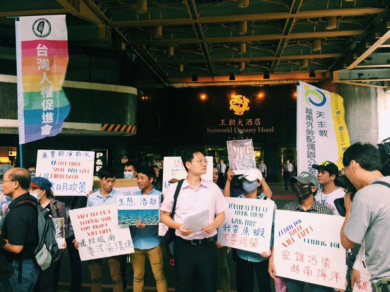數十位越南在台工作者，以及多個台灣民間團體來到台塑股東會現場外抗議。來源：環境法律人協會。