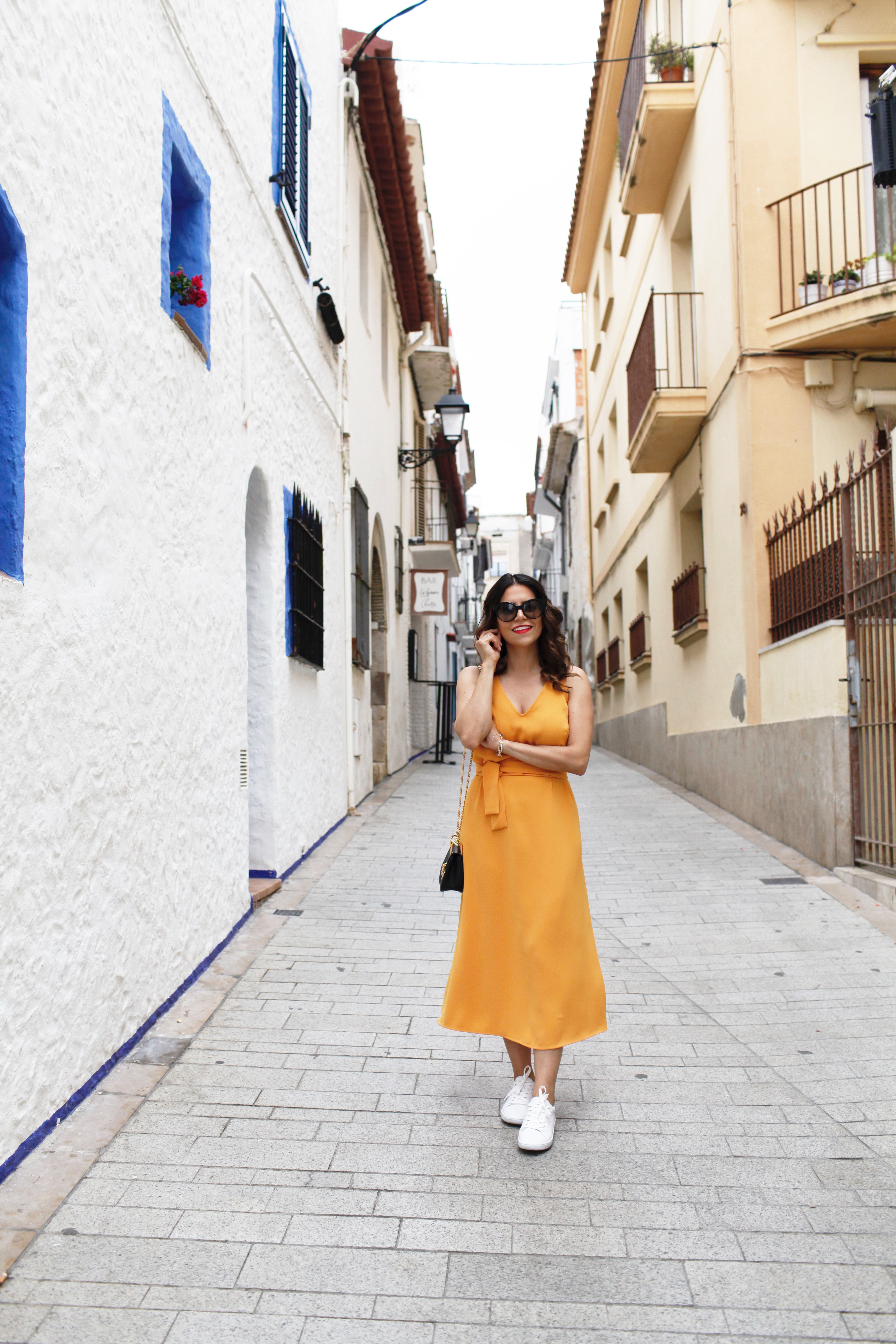 Exploring Barcelona in Orange Ann Taylor dress and white sneakers in Summer