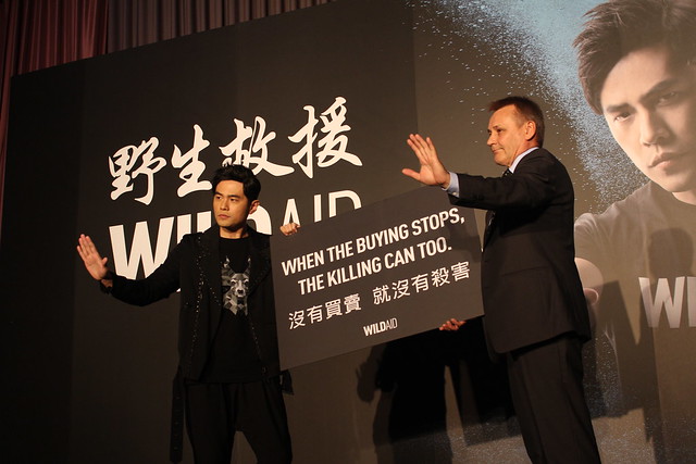 周杰倫為野生救援代言，昨記者會與WildAid執行長Peter Knight同台呼籲「沒有買賣就沒有殺害」。圖片來源：WildAid Taiwan