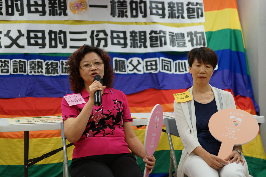 同志父母林媽媽（左）、Judy（右）現場分享自己的經驗。（攝影：王顥中）