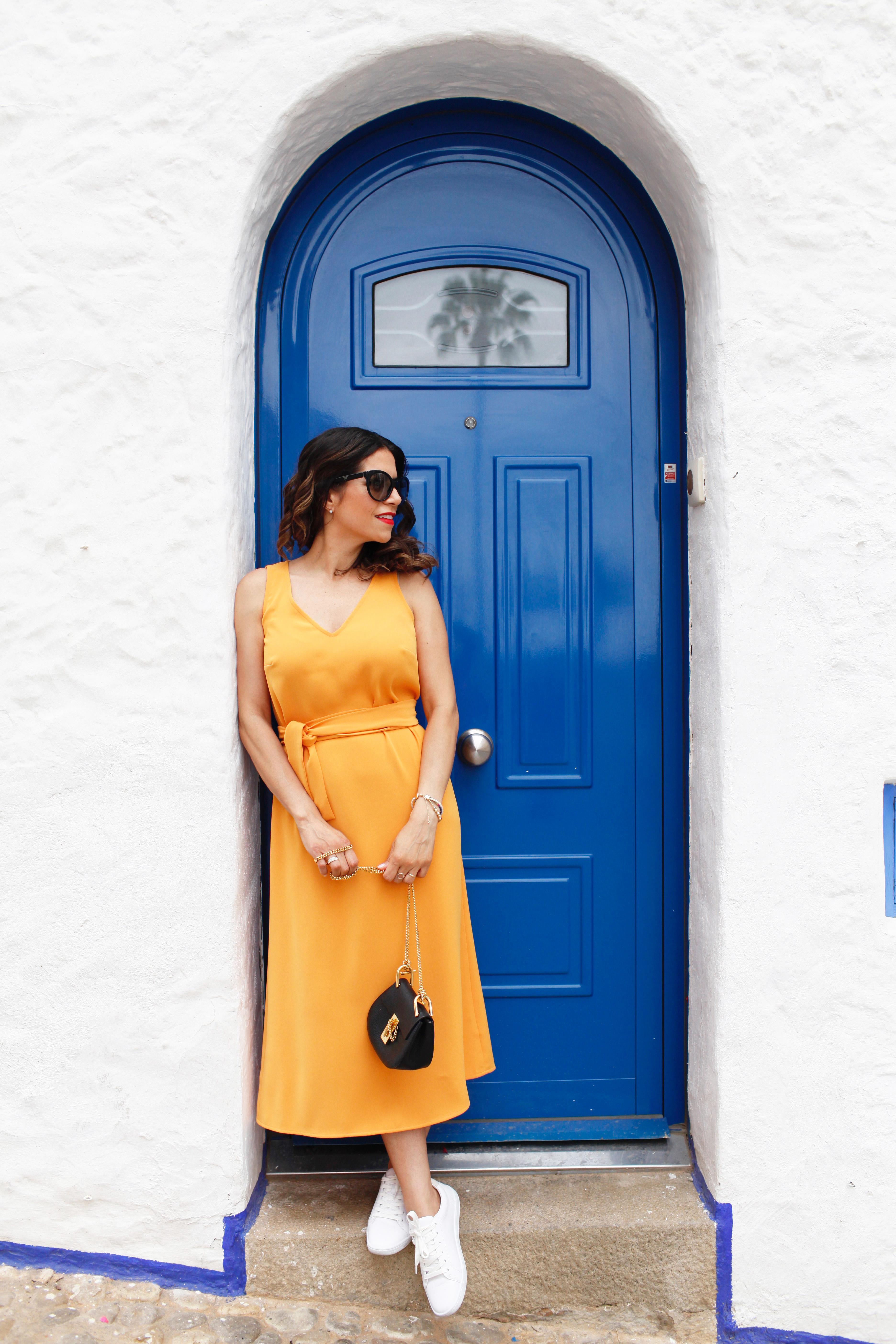 Exploring Barcelona in Orange Ann Taylor dress and white sneakers in Summer