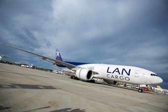 LAN CARGO transporta 50 caballos de polo desde Miami a Madrid en uno de sus aviones Boeing 777F