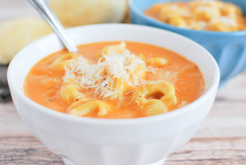Creamy Tomato Tortellini Soup - delicious creamy tomato soup with cheese tortellini! Quick and easy, perfect for a weeknight meatless meal!