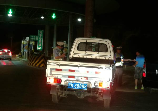 Truck license plate 5 81 days in Henan was found 8 times, the police called is really just eat it up