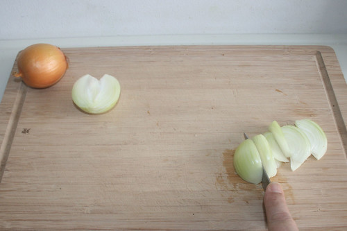10 - Zwiebel in Spalten schneiden Cut onions in slices
