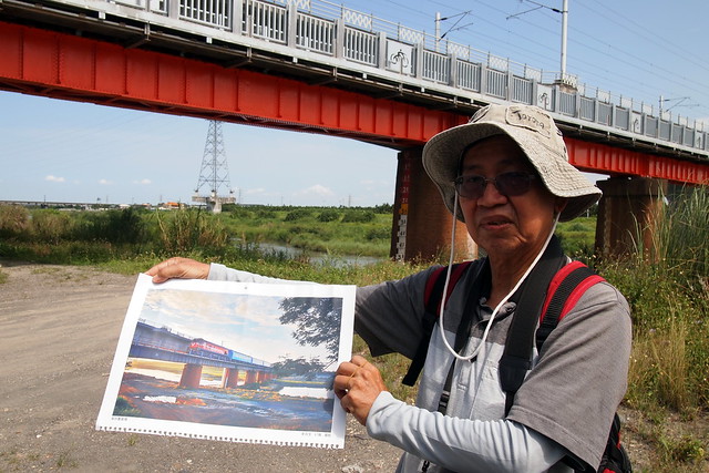 地方居民拿出2013年拍攝的照片，要求恢復舊鐵橋原貌。攝影：李育琴