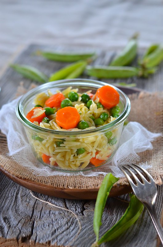 Salade de petit-pois, carottes et pâtes orzo