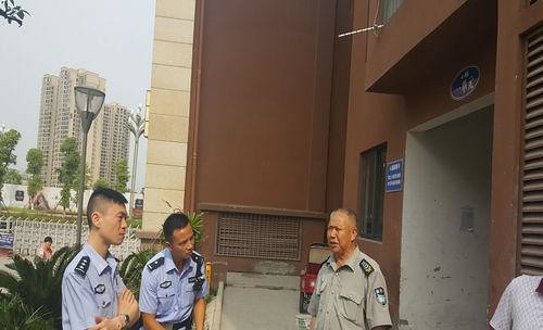 Suining, Sichuan province, a man was found beaten Alzheimer's mother, the police have been involved in the investigation