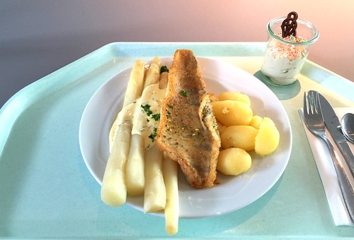 Filet of zander with fresh asparagus, sauce bernaise & potatoes / Zanderfilet mit frischem Spargel, Sauce Bernaise & Salzkartoffeln