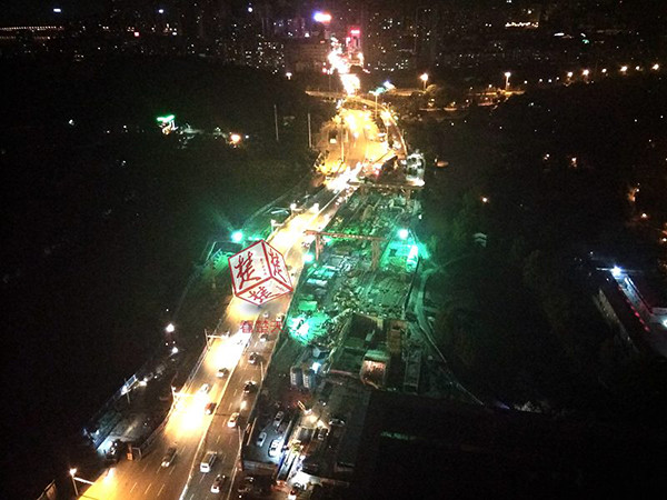 Line 6 subway tunnel under construction in Wuhan emergent water sand gushing water knee deep, thousands of people in rescue
