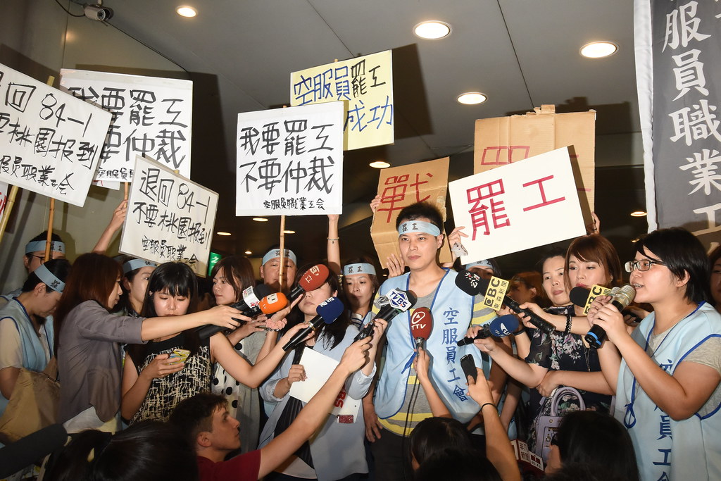 華航空服員在23日晚間宣布啟動罷工，快速吸引媒體目光，也對資方營運造成立即的壓力。（攝影：宋小海）