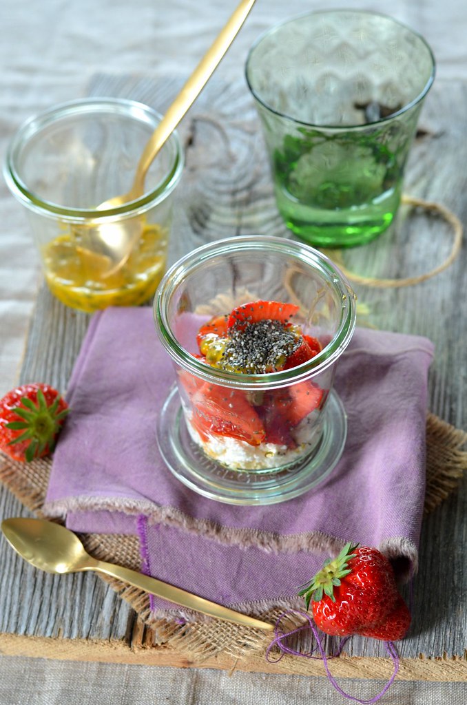 Verrine fraises, ricotta, fruit de la passion et graines de chia