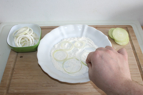 32 - Zwiebelringe in Mehl wenden / Turn onion rings in flour