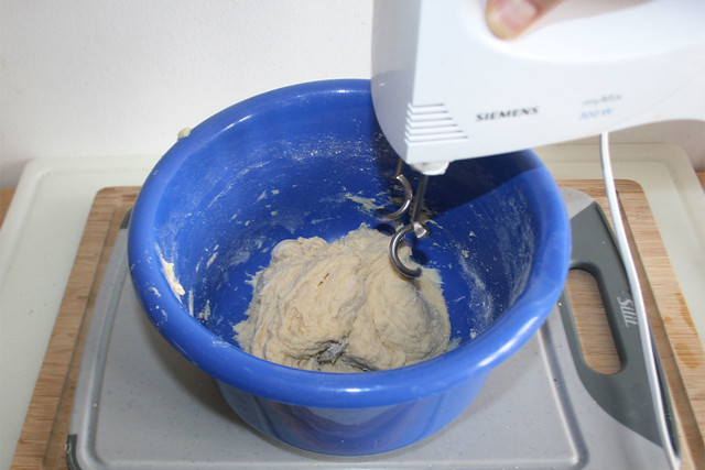 26 - Zu Teig kneten / Make dough