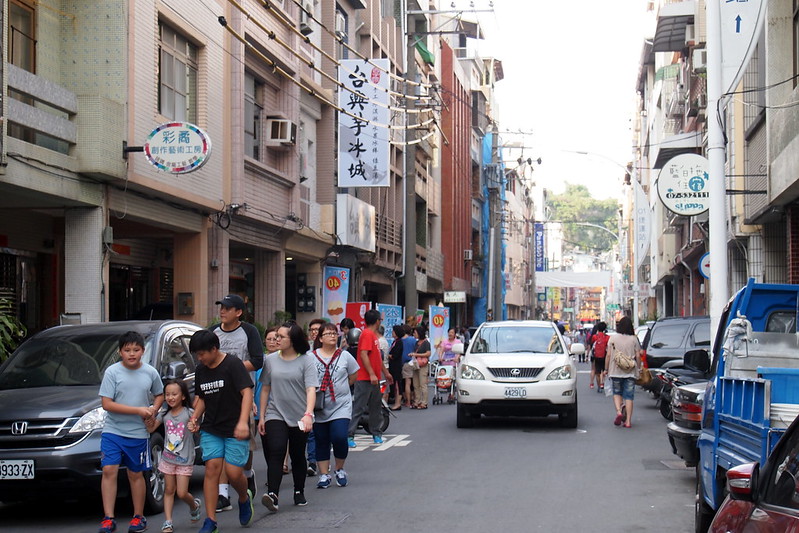 哈瑪星巷弄狹小，缺少停車空間，民眾走在路上經常人車爭道。攝影：李育琴
