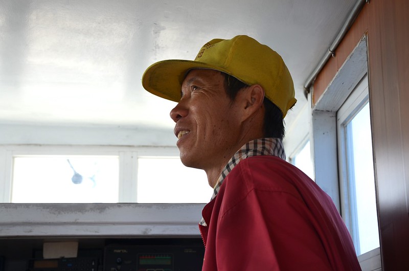 拖釣船職人陳文龍今年46歲，十幾歲國中畢業就跟著爸爸出海抓土魠。攝影：潘佳修。
