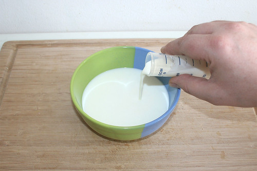 22 - Ziegenmilch & Sahne in Schüssel geben / Put goat milk & cream in bowl
