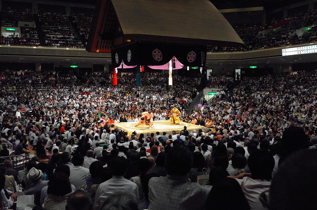 勢 vs 嘉風. Sumo stadium, Tokyo, 15 May 2015. L010
