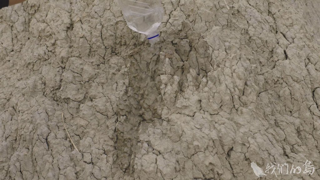 公部門認為泥岩地形不易透水 居民和學者卻提出地層透水及滑動證據。