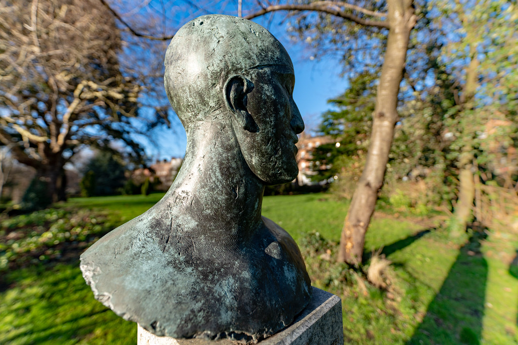 TRIBUTE HEAD II BY ELISABETH FRINK IN MERRION SQUARE PARK 004