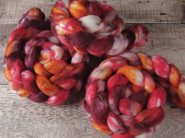 Extra fine merino pure wool superwash combed top/roving hand dyed spinning fibre 100g – ‘Momiji’