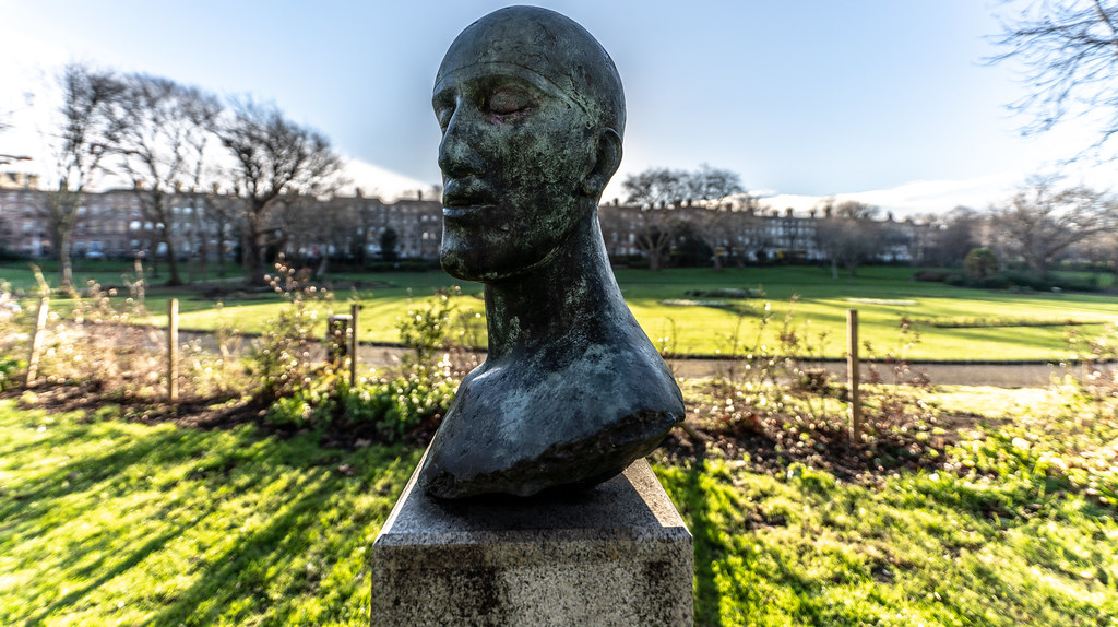 TRIBUTE HEAD II BY ELISABETH FRINK IN MERRION SQUARE PARK 003