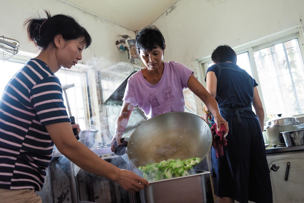 社團法人嘉義縣鄉村永續發展協會辦理導覽活動時，聘請當地新住民婦女烹調風味餐，也藉此活絡社區經濟。
