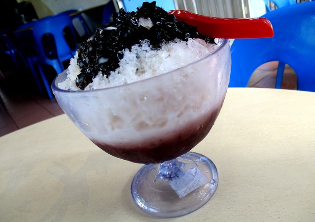 Iced red bean with grass jelly