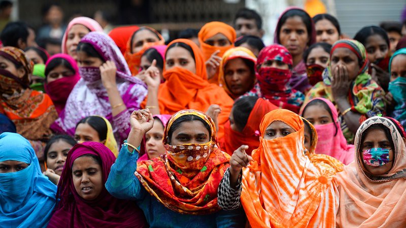 孟加拉成衣工人罷工，並且封鎖公路，要求薪資條漲。（圖片來源：RTE）