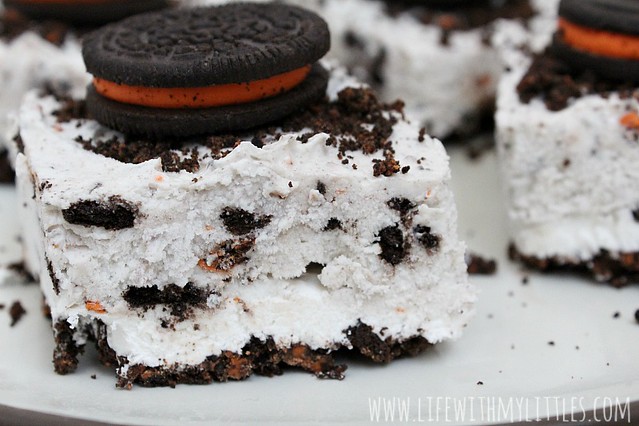 These no bake OREO cream pie bars are delicious! Super easy, only a few ingredients, and the perfect Halloween dessert! 