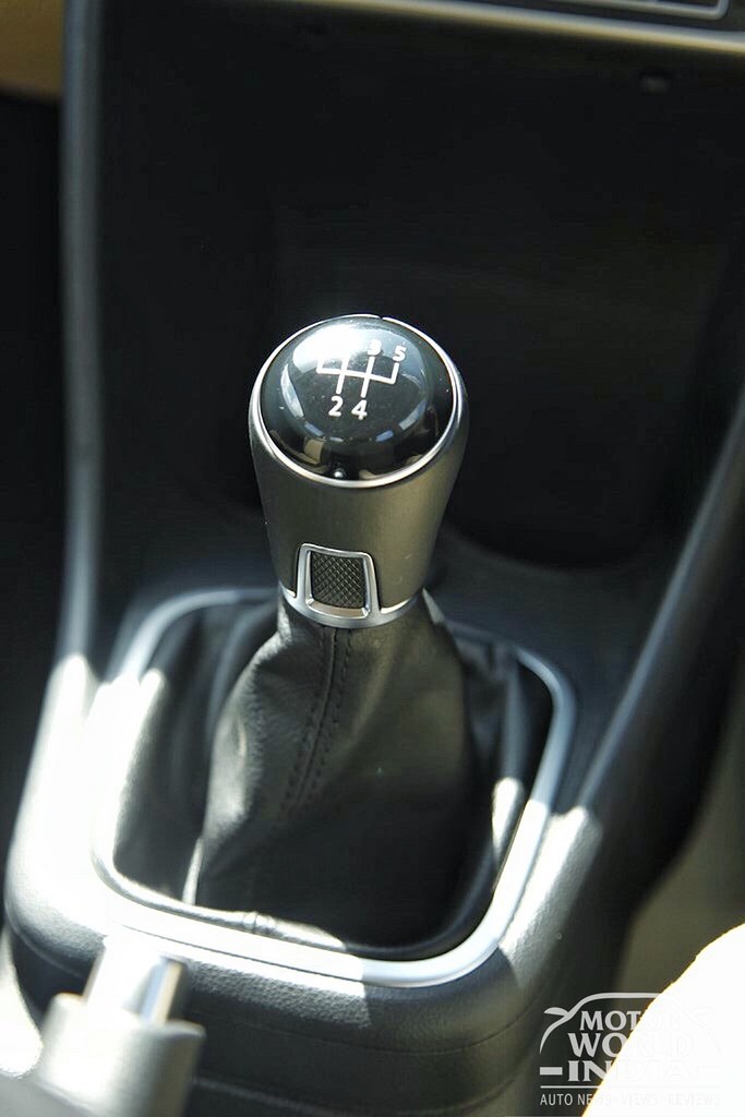 Volkswagen-Ameo-Diesel-Interior-Gear-Lever (2)