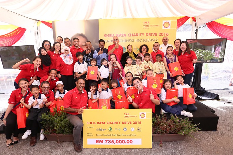 The Shell Family With Children Of Persatuan Dyslexia Malaysia At The Cheque Presentation Event