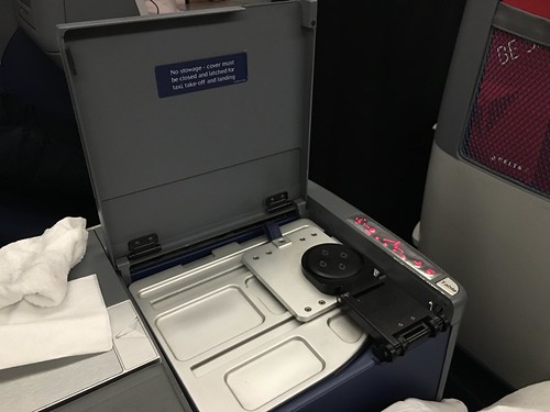 D elta airlines, seat compartments