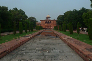 Agra - Taj Mahal looking to the left