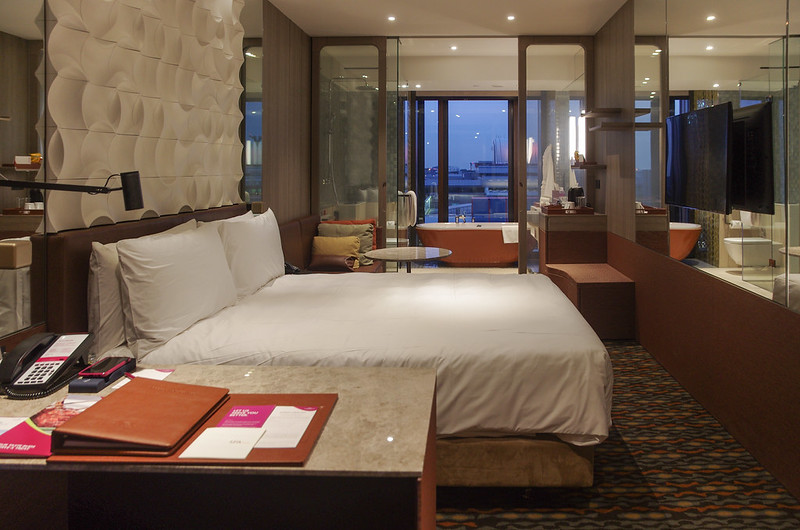 crowne plaza changi airport business king room
