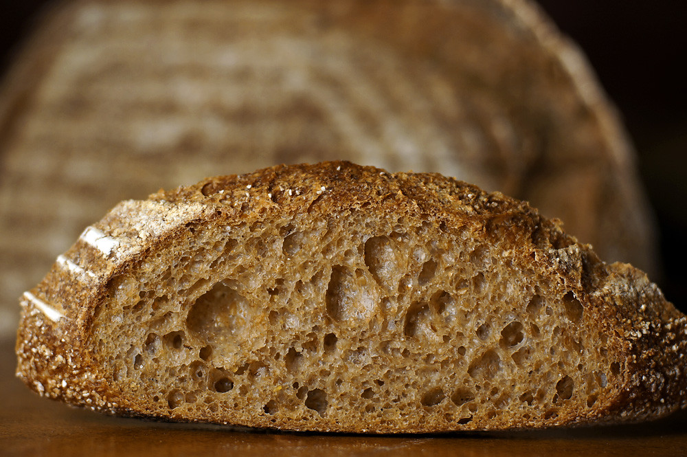 Простой рецепт цельнозернового хлеба в духовке. Цельнозерновой хлеб. Бездрожжевой хлеб. Цельнозерновой хлеб на закваске. Хлеб Старорусский бездрожжевой.