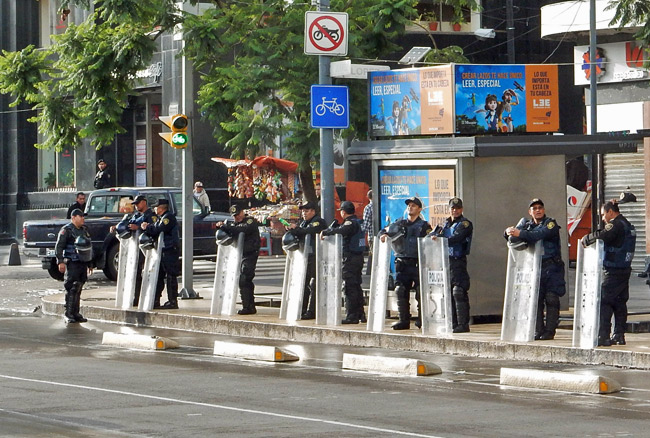 mexico-city-police-riot-gear